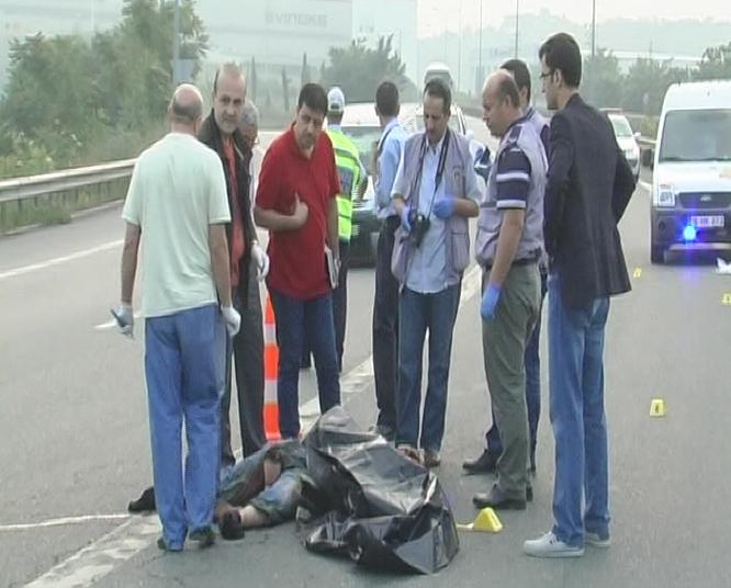 Bıçaklanan genç yardım isterken iki ayrı araba çarptı