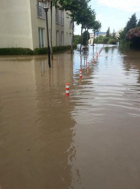 Ağaoğlu'nun Ümraniye'de yaptırdığı siteyi su bastı