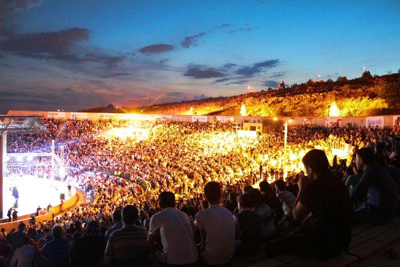 İzmir'de Nihat Hatipoğlu'na yoğun ilgi
