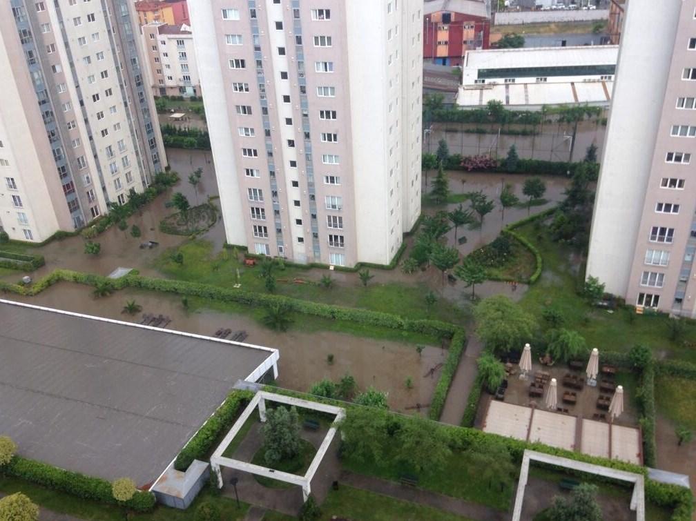 Ağaoğlu'nun Ümraniye'de yaptırdığı siteyi su bastı