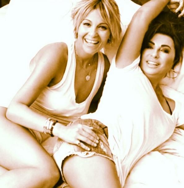 Ayşe Arman Nilgün Belgün'le yatak pozu verdi