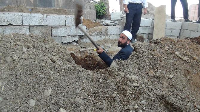 İmam cami önünde kendi mezarını kazdı