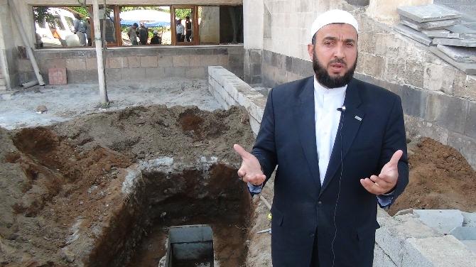 İmam cami önünde kendi mezarını kazdı