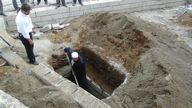 İmam cami önünde kendi mezarını kazdı