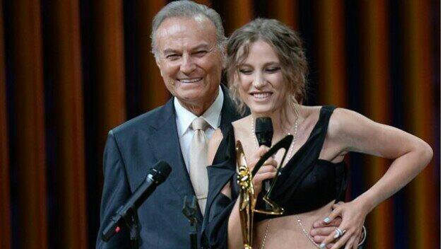 Serenay Sarıkaya Altın Kelebek'te Mira'yı yaşlandırdı İZLE