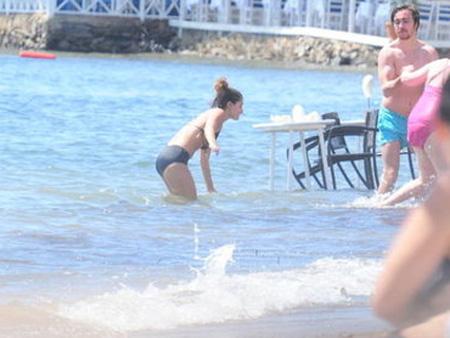 Şarkıcı Atiye ilk kez bikinili görüntülendi