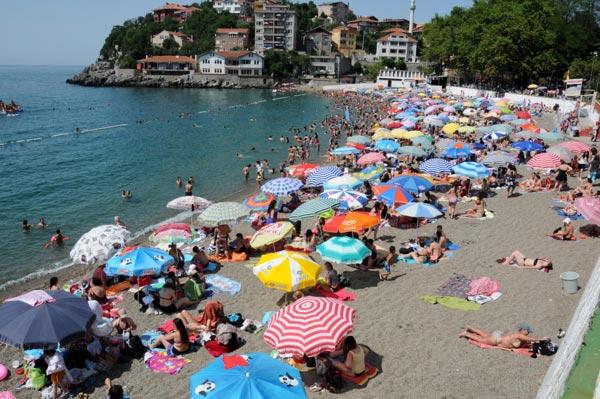 Zonguldak'ta kadınlar plajında erkek cankurtarana tepki İZLE