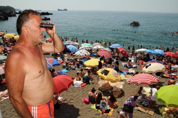 Zonguldak'ta kadınlar plajında erkek cankurtarana tepki İZLE