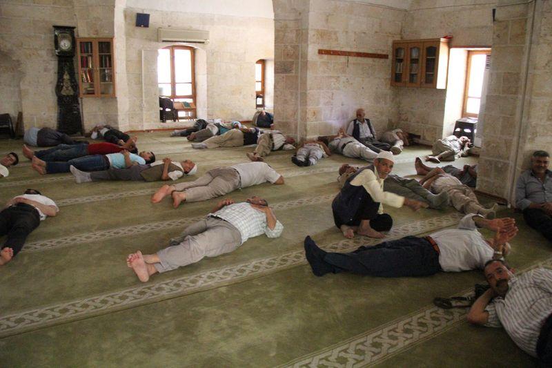 Şanlıurfa'da oruçlu vatandaşlar camide dinlendi