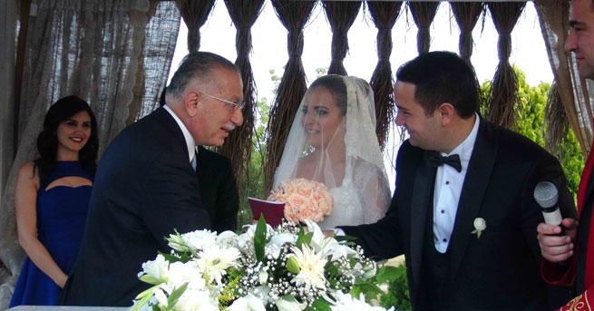 Ekmeleddin İhsanoğlu nikah şahidi oldu