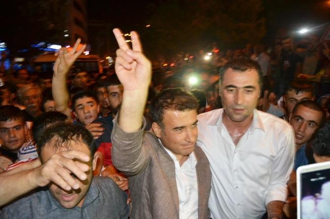 KCK'dan tahliye olan Nejdet Atalay halayla karşılandı