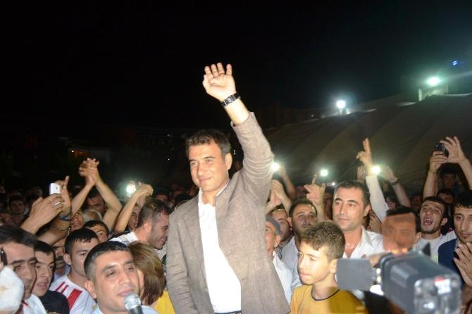 KCK'dan tahliye olan Nejdet Atalay halayla karşılandı