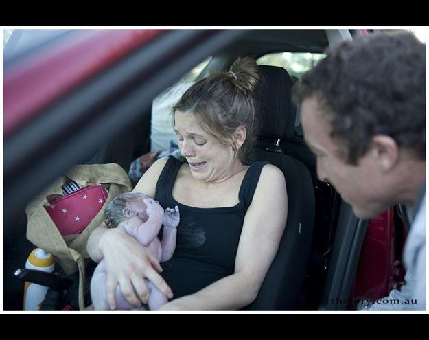 Hastaneye yetişemeyince arabada doğum yaptı İZLE