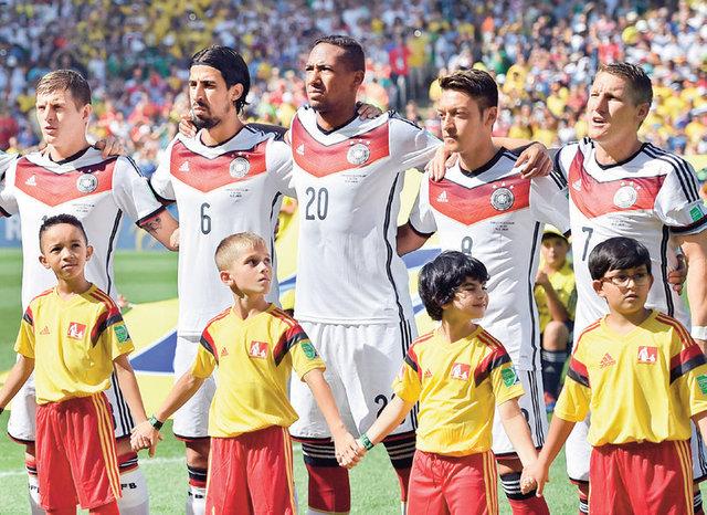 Şebnem Alman marşını söylemeyen Mesut'a kızdı