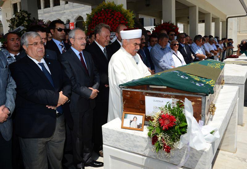 Zeki Sezer'in eşi toprağa verildi