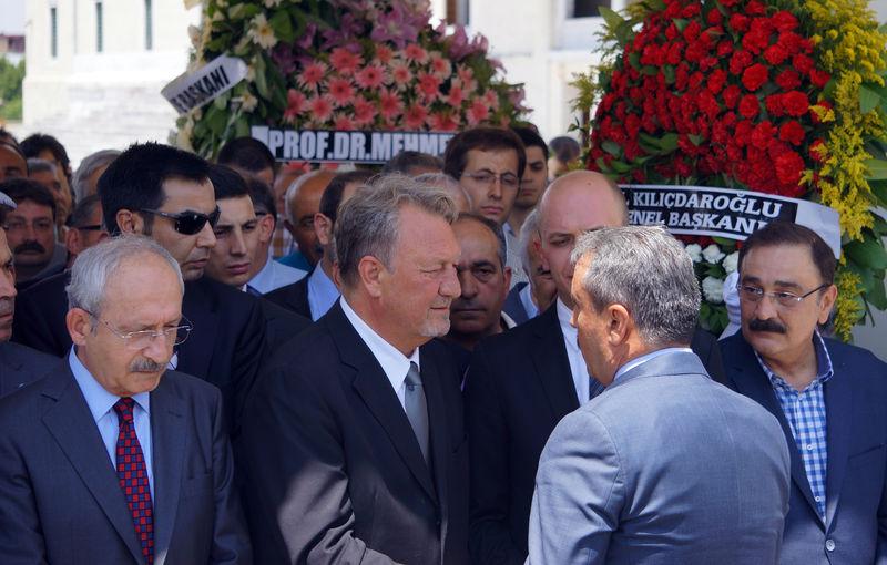 Zeki Sezer'in eşi toprağa verildi