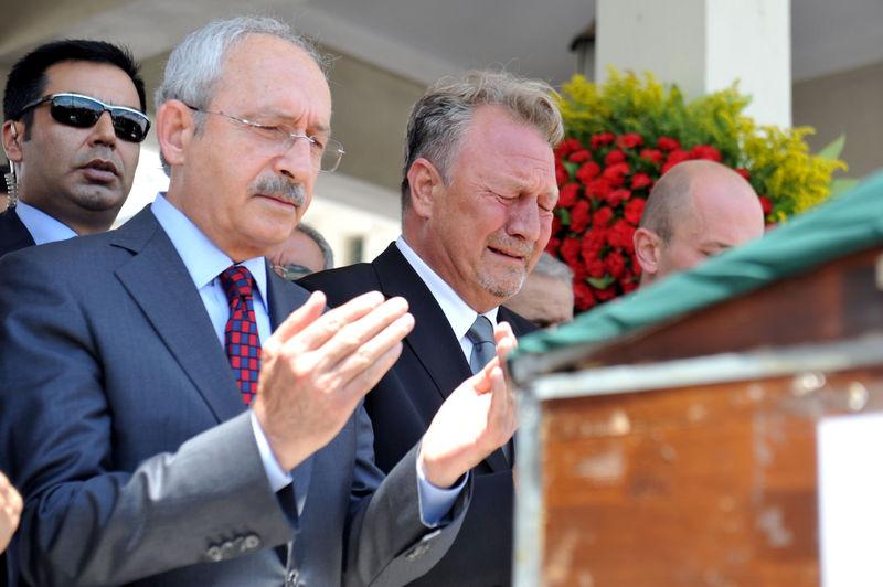 Zeki Sezer'in eşi toprağa verildi