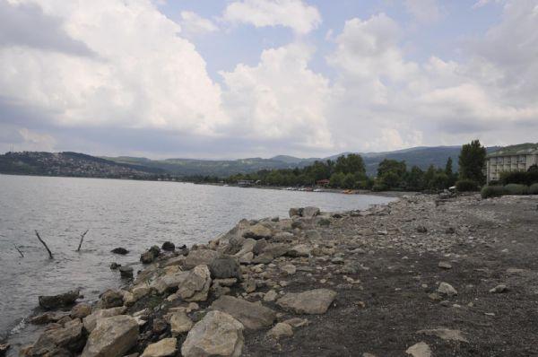 Sapanca Gölü'nde su çekilince deprem enkazı ortaya çıktı