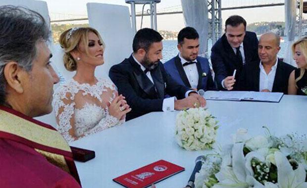 Petek Dinçöz kimdir