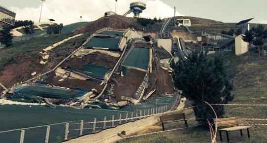 Erzurum'da atlama kuleleri çöktü İZLE