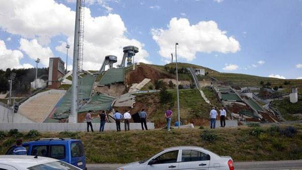 Erzurum'da atlama kuleleri çöktü İZLE