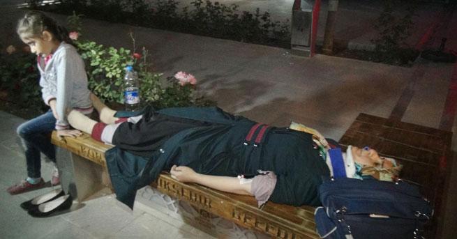Küçük Elif Nur yaralı annesinin yanından ayrılmadı