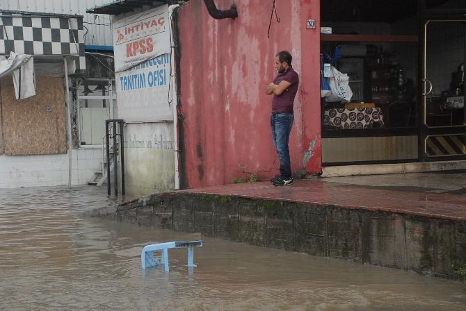 Zonguldak'ta sağanak yağış hayatı felç etti