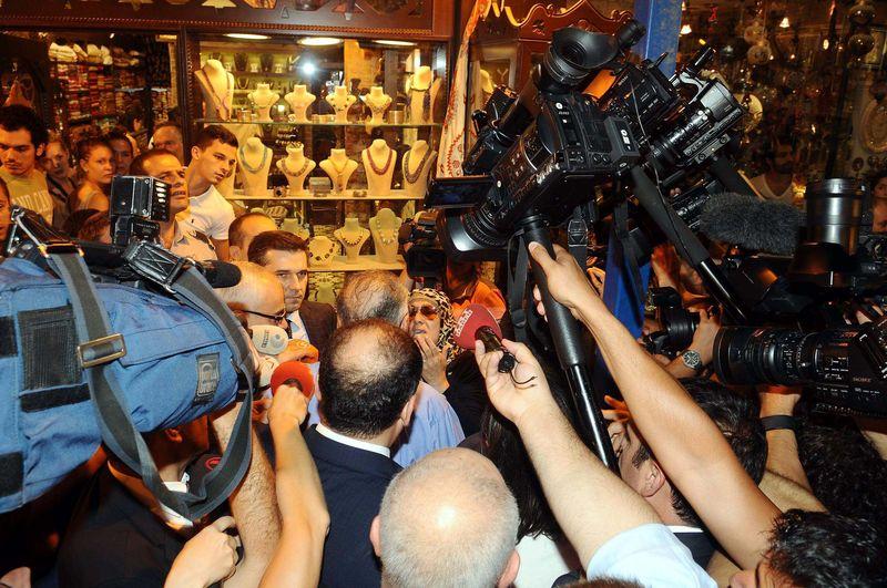 Ekmeleddin İhsanoğlu'na bir kadın tepki gösterdi İZLE