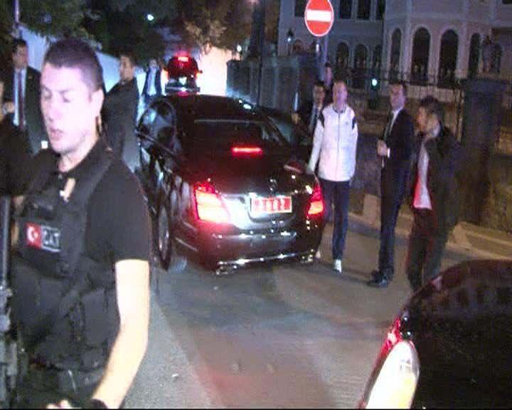 Erdoğan evinin önünde kendisini bekleyenleri selamladı