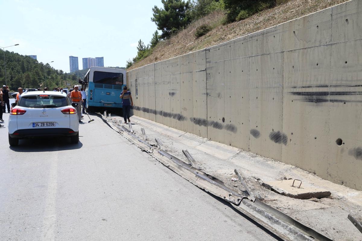 Ümraniye'de halk otobüsü kaza yaptı İZLE