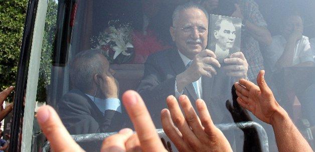 İhsanoğlu Atatürk'ü anlatan kitabı öpüp başına koydu