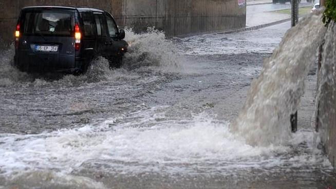 İzmir'de sel felaketi: 1 ölü İZLE