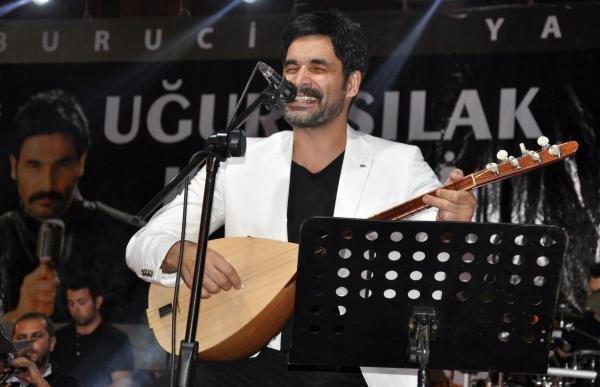 Evlenen çift düğünü bırakıp Uğur Işılak konserine gitti