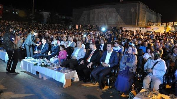 Evlenen çift düğünü bırakıp Uğur Işılak konserine gitti