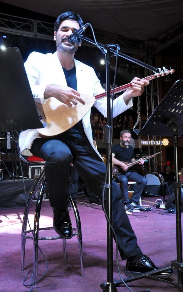 Evlenen çift düğünü bırakıp Uğur Işılak konserine gitti