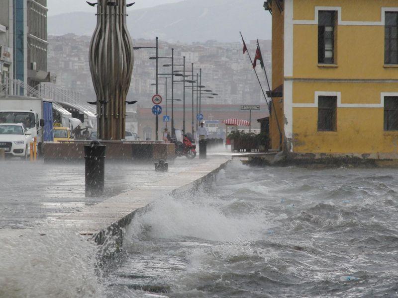 İzmir'de sel felaketi: 1 ölü İZLE