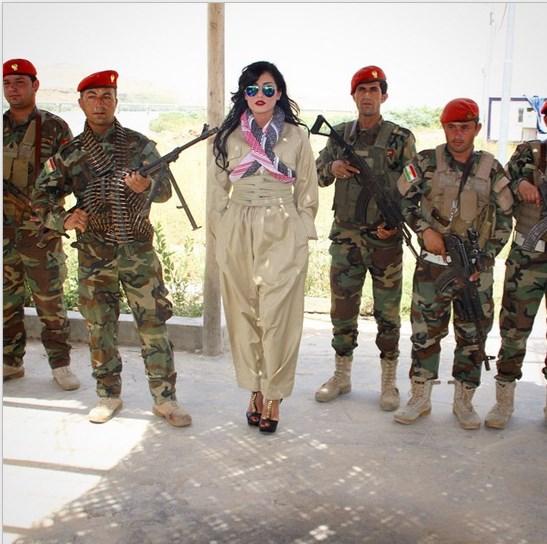 Kürt popçu Helly Luv'dan peşmergelere moral ziyareti