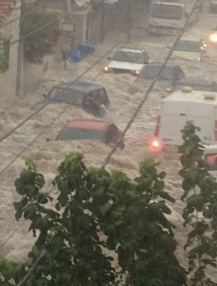 İzmir'de sel felaketi: 1 ölü İZLE