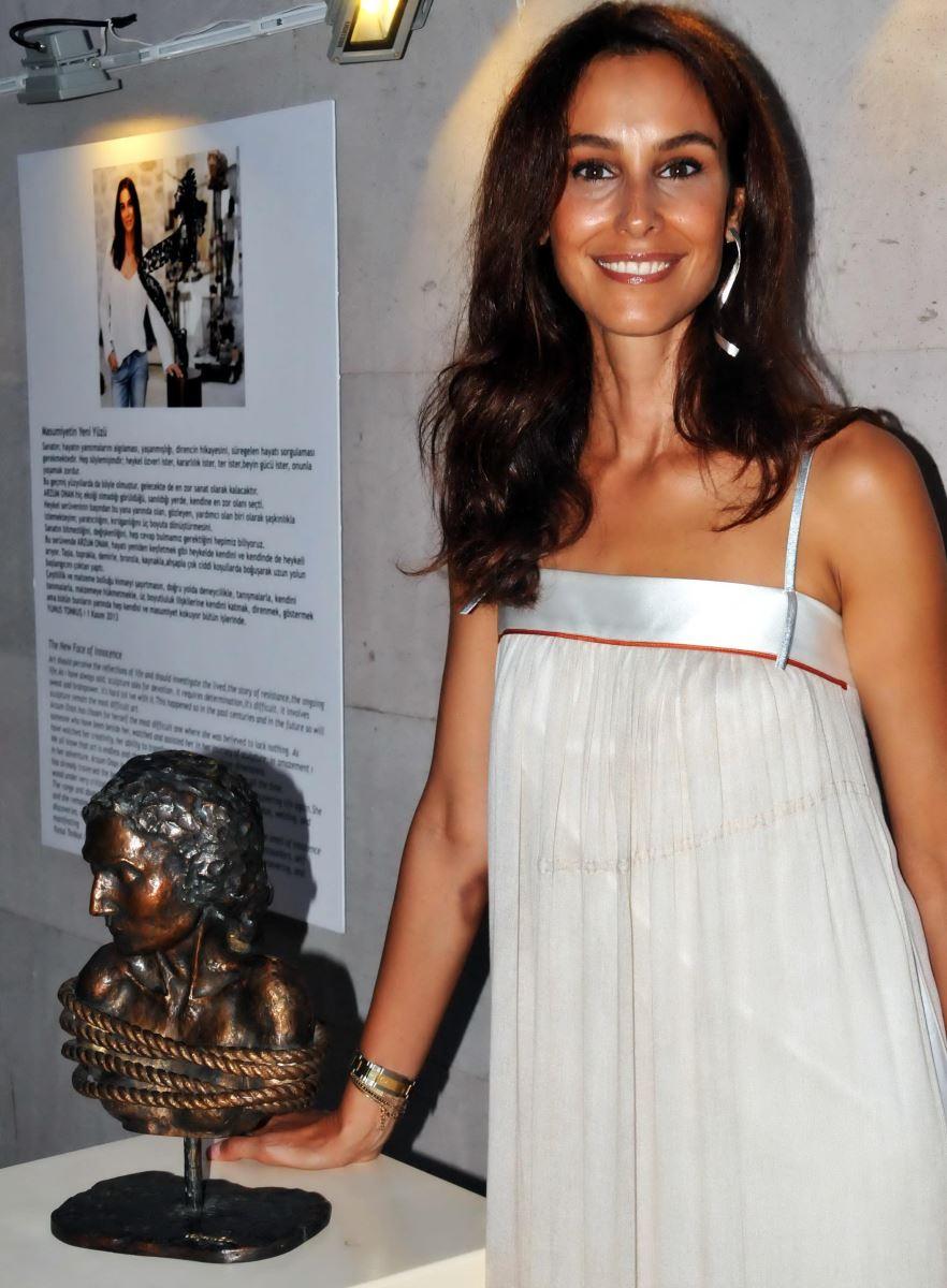 Arzum Onan'ın 'İki Yürek İki Dokunuş' sergisi