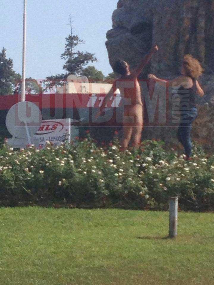 KKTC'de Atatürk heykeli önünde çıplak eylem