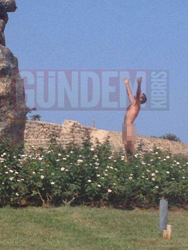 KKTC'de Atatürk heykeli önünde çıplak eylem