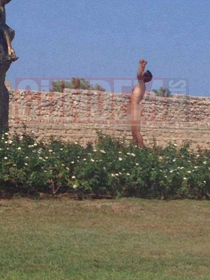 KKTC'de Atatürk heykeli önünde çıplak eylem