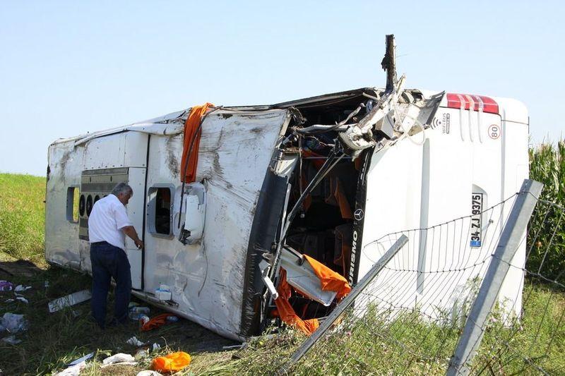 Sırbistan'da Türk plakalı otobüs devrildi