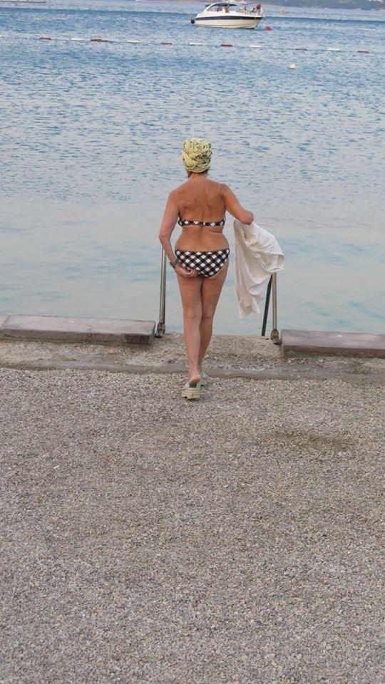 Gülriz Sururi bikinili fotoğraflarını paylaştı