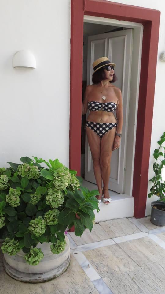 Gülriz Sururi bikinili fotoğraflarını paylaştı