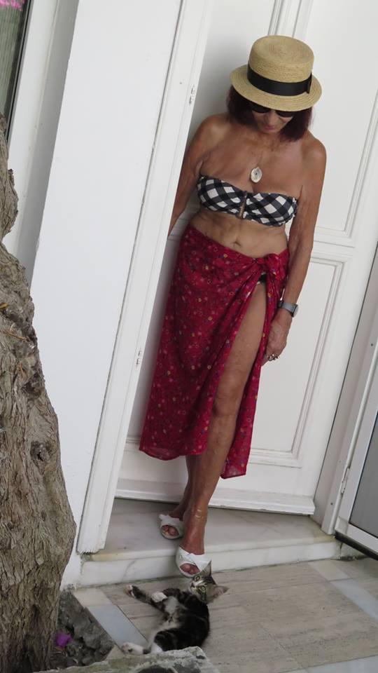 Gülriz Sururi bikinili fotoğraflarını paylaştı