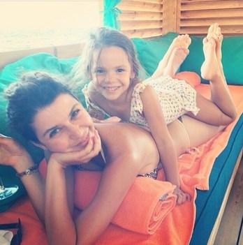 Beren Saat Kenan'ın yeğeni Arya ile poz verdi