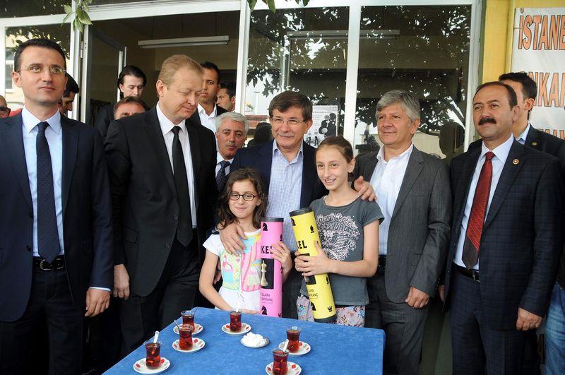 Küçük çocuk Davutoğlu'na meydan okudu