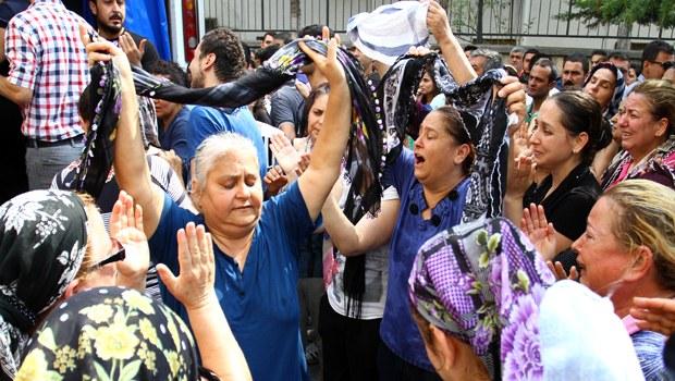 Mersin'de ölen gencin cenazesinde ağlayarak oynandı