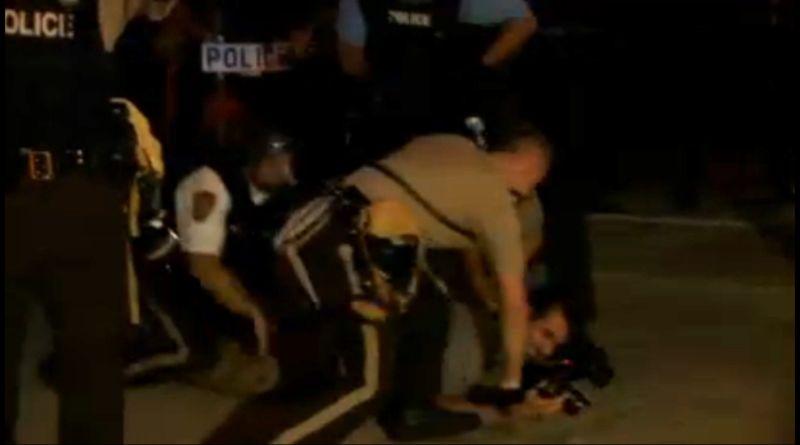 AA muhabirinin Ferguson'da gözaltına alınma anı